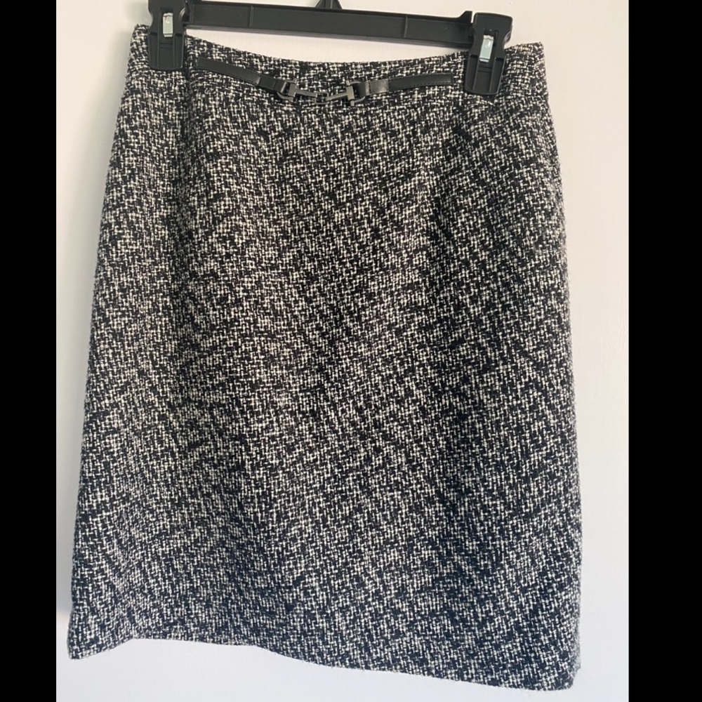 💸 Tweed pencil skirt
